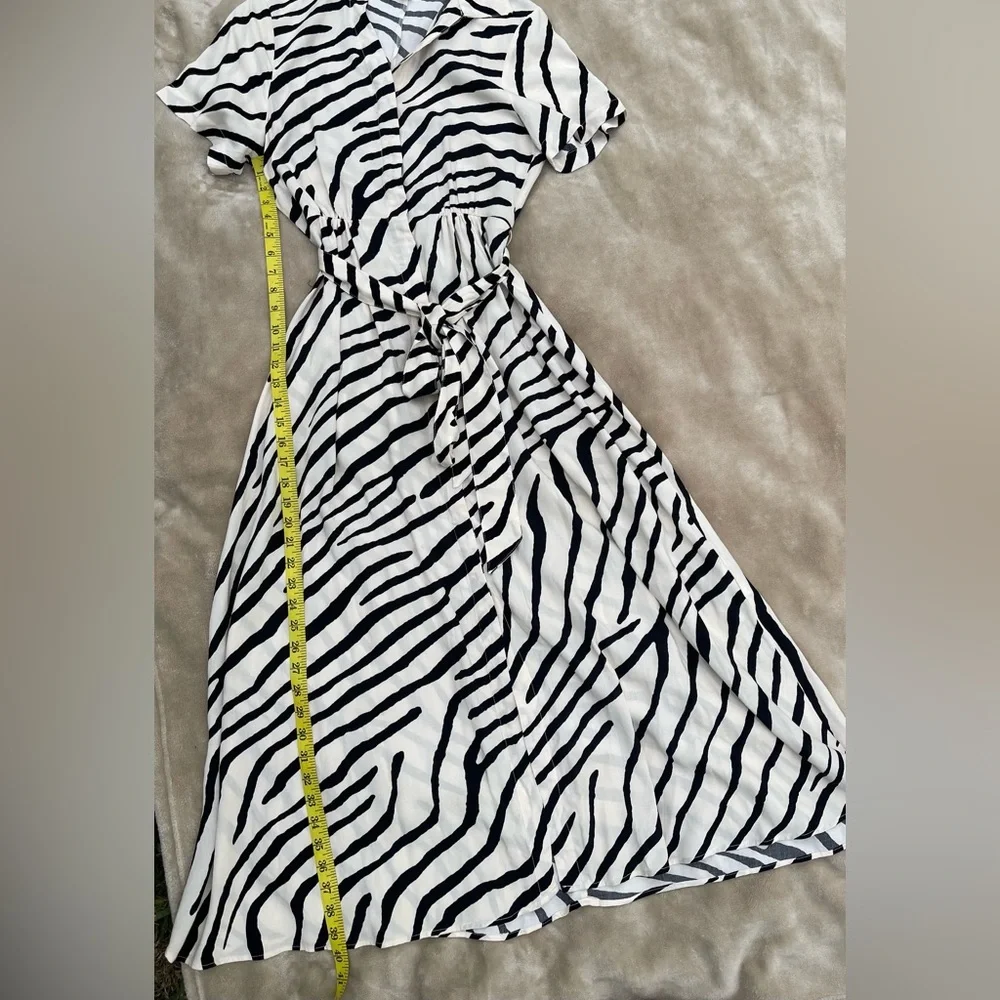 H&M Black and White Striped Maxi Dress size XS

He has a static at the waist. - Picture 7 of 10